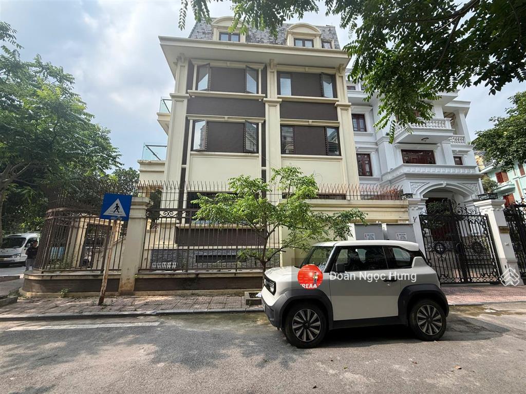 Cho thuê biệt thự siêu vip, lô góc tại phạm văn đồng, dt 220m, 4 tầng 1 hầm, thang máy, giá 55tr