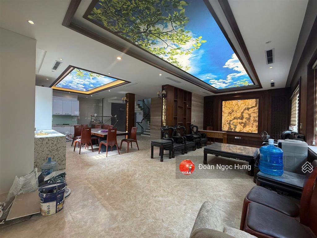 Cho thuê biệt thự siêu vip, lô góc tại phạm văn đồng, dt 220m, 4 tầng 1 hầm, thang máy, giá 55tr