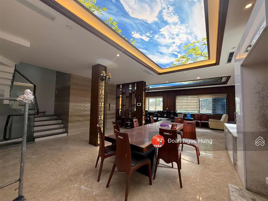 Cho thuê biệt thự siêu vip, lô góc tại phạm văn đồng, dt 220m, 4 tầng 1 hầm, thang máy, giá 55tr