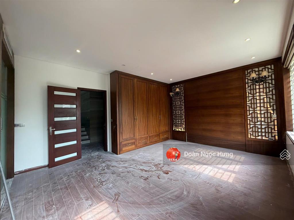Cho thuê biệt thự siêu vip, lô góc tại phạm văn đồng, dt 220m, 4 tầng 1 hầm, thang máy, giá 55tr