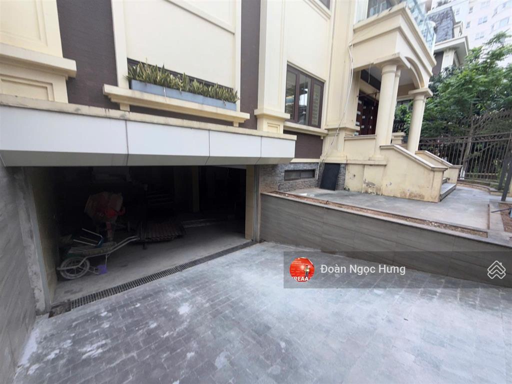 Cho thuê biệt thự siêu vip, lô góc tại phạm văn đồng, dt 220m, 4 tầng 1 hầm, thang máy, giá 55tr