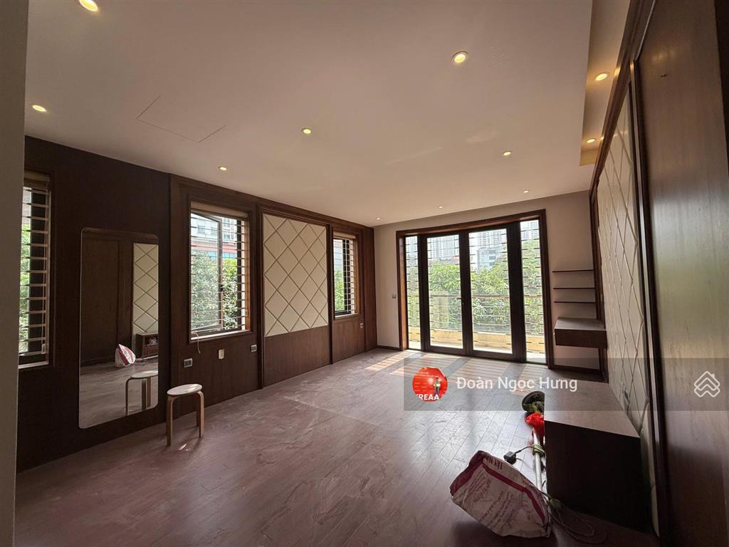 Cho thuê biệt thự siêu vip, lô góc tại phạm văn đồng, dt 220m, 4 tầng 1 hầm, thang máy, giá 55tr