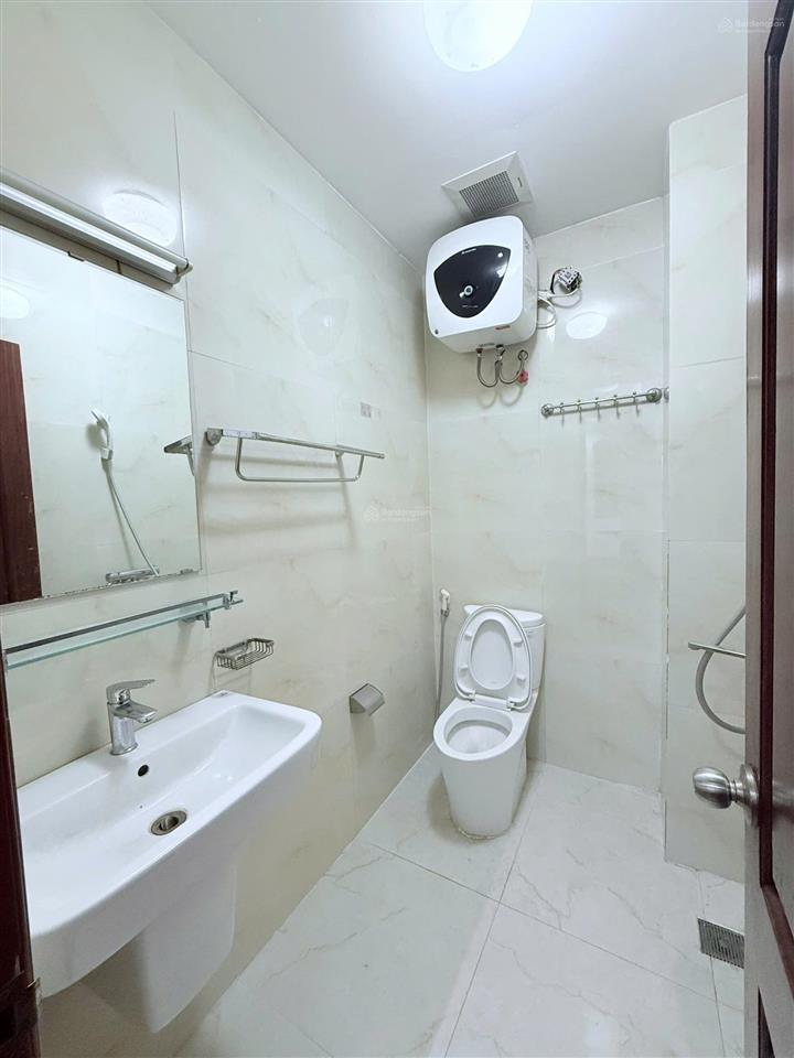 Cho thuê nhà lạc long quân, tây hồ, cạnh bờ hồ, 2 con rồng, dt 100m2 5 tầng thang máy, full đồ 40tr