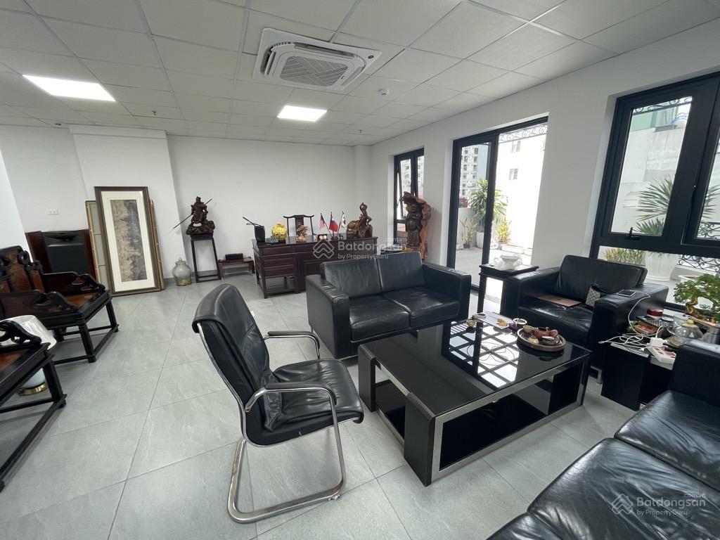 Toà nhà khu cầu giấy phân lô  ô tô tránh chạy vòng quanh  vỉa hè rộng kinh doanh  lô góc thiết