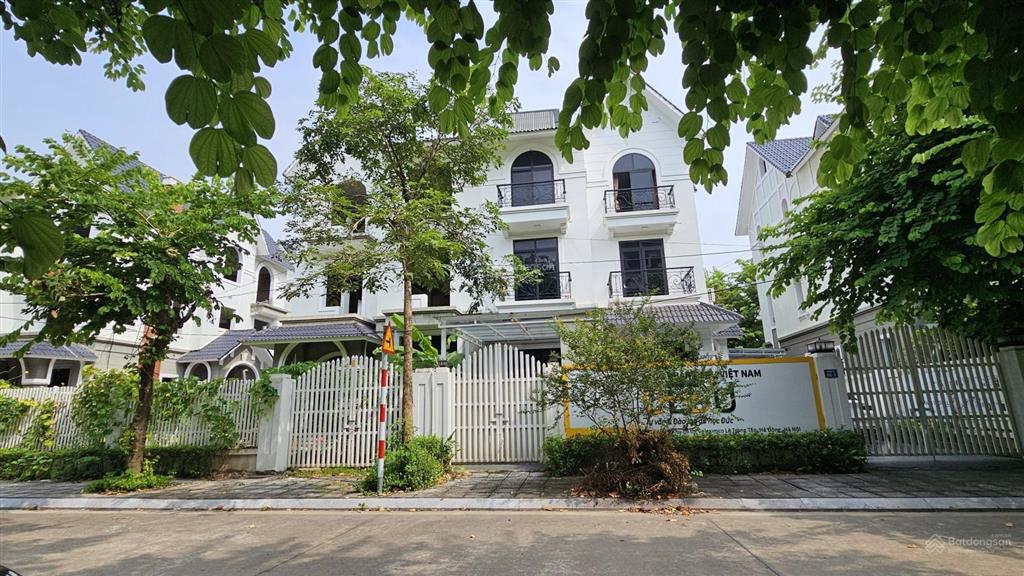 Bán shophouse geleximco  lê trọng tấn. dt 240m2