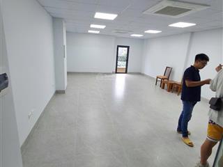 Cho thuê nhà mp hoàng quốc việt, 65m2, 6 tầng, thang máy, 55tr