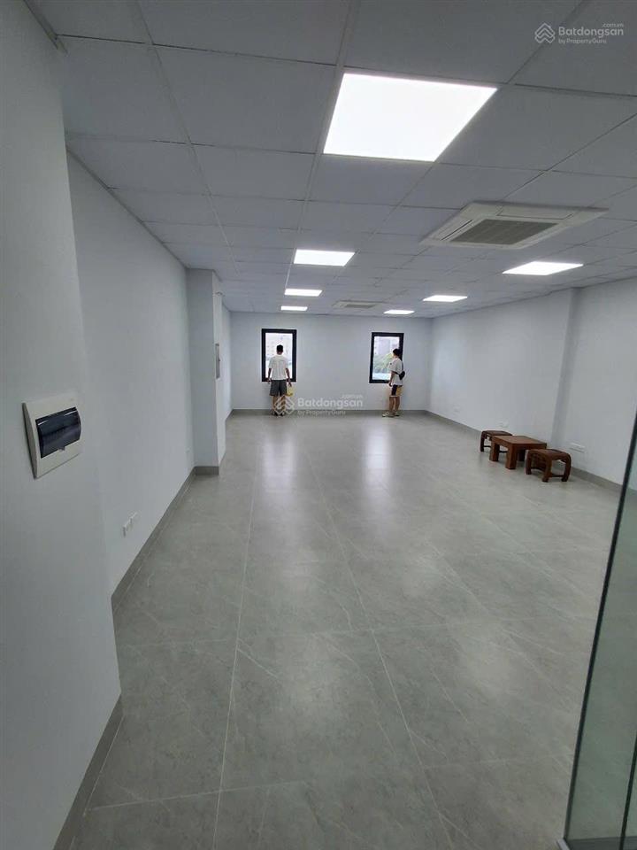 Cho thuê nhà mp hoàng quốc việt, 65m2, 6 tầng, thang máy, 55tr