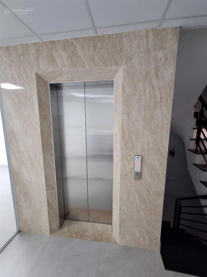 Cho thuê nhà mp hoàng quốc việt, 65m2, 6 tầng, thang máy, 55tr