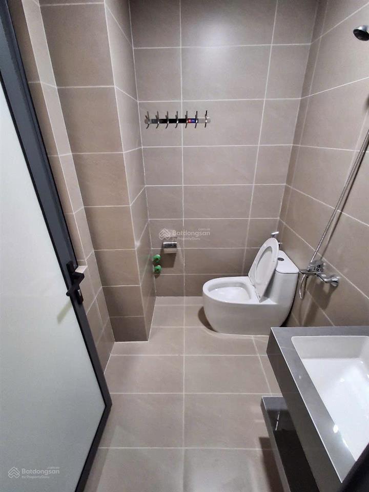 Cho thuê nhà mp hoàng quốc việt, 65m2, 6 tầng, thang máy, 55tr