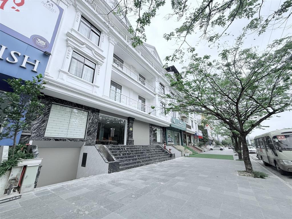 Cho thuê nhà phạm văn đồng, 260m2, 6 tầng, mt 16m, thang máy, pccc, 140tr