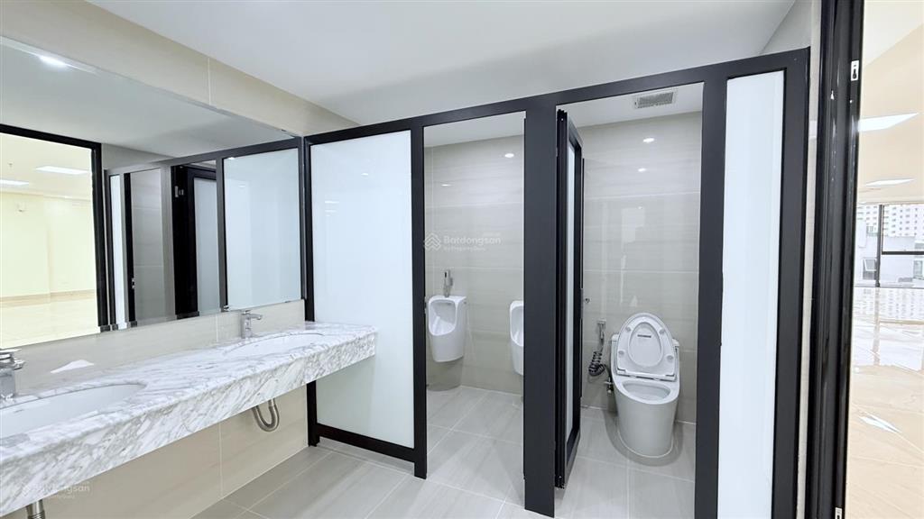 Cho thuê nhà trần thái tông, 200m2, 9 tầng, mt 10m, thông sàn, pccc, 180tr