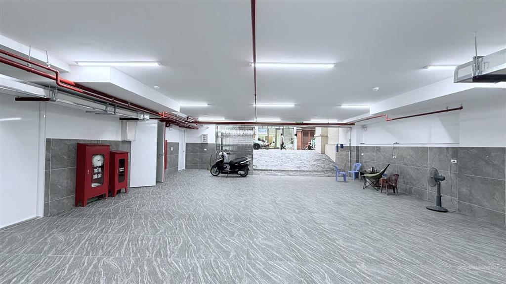 Cho thuê nhà trần thái tông, 200m2, 9 tầng, mt 10m, thông sàn, pccc, 180tr