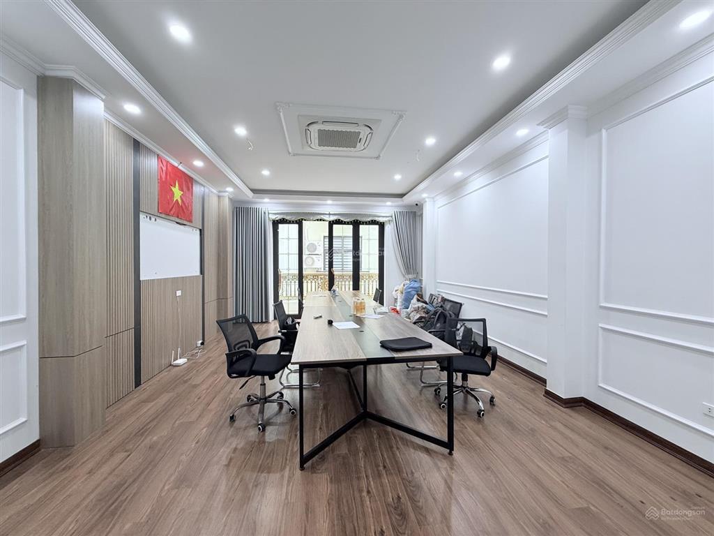Cho thuê nhà trần quốc hoàn, 55m2, 6 tầng, mt 5m, thông sàn, thang máy, 33tr