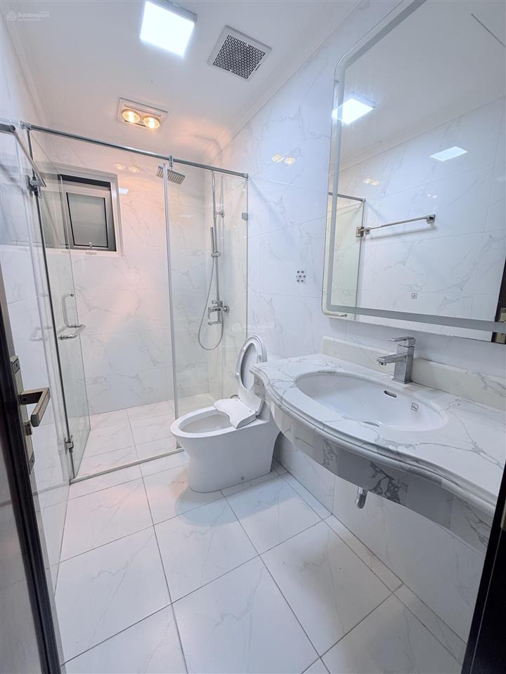 Cho thuê nhà trần quốc hoàn, 55m2, 6 tầng, mt 5m, thông sàn, thang máy, 33tr