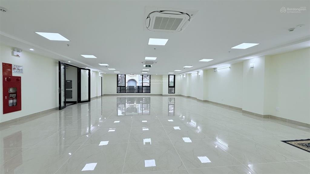 Tôi cho thuê mp vương thừa vũ, 200m2, 9 tầng, mt 12m, thông sàn, nhà mới, 235tr