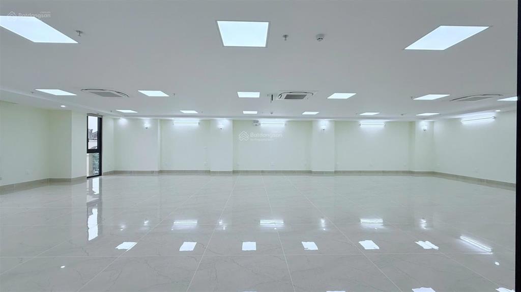 Cho thuê mp nguyễn văn huyên, 150m2, 8 tầng, mt 10m, thông sàn, thang máy, 120tr