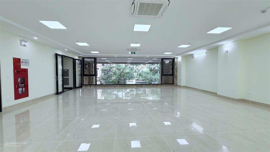 Cho thuê mp nguyễn văn huyên, 150m2, 8 tầng, mt 10m, thông sàn, thang máy, 120tr