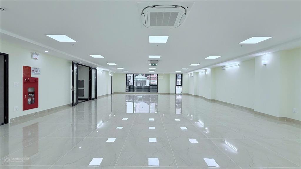 Cho thuê mp nguyễn văn huyên, 150m2, 8 tầng, mt 10m, thông sàn, thang máy, 120tr