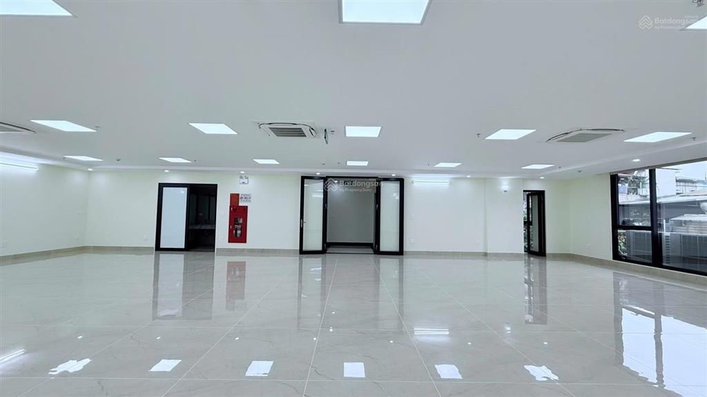 Cho thuê mp nguyễn văn huyên, 150m2, 8 tầng, mt 10m, thông sàn, thang máy, 120tr