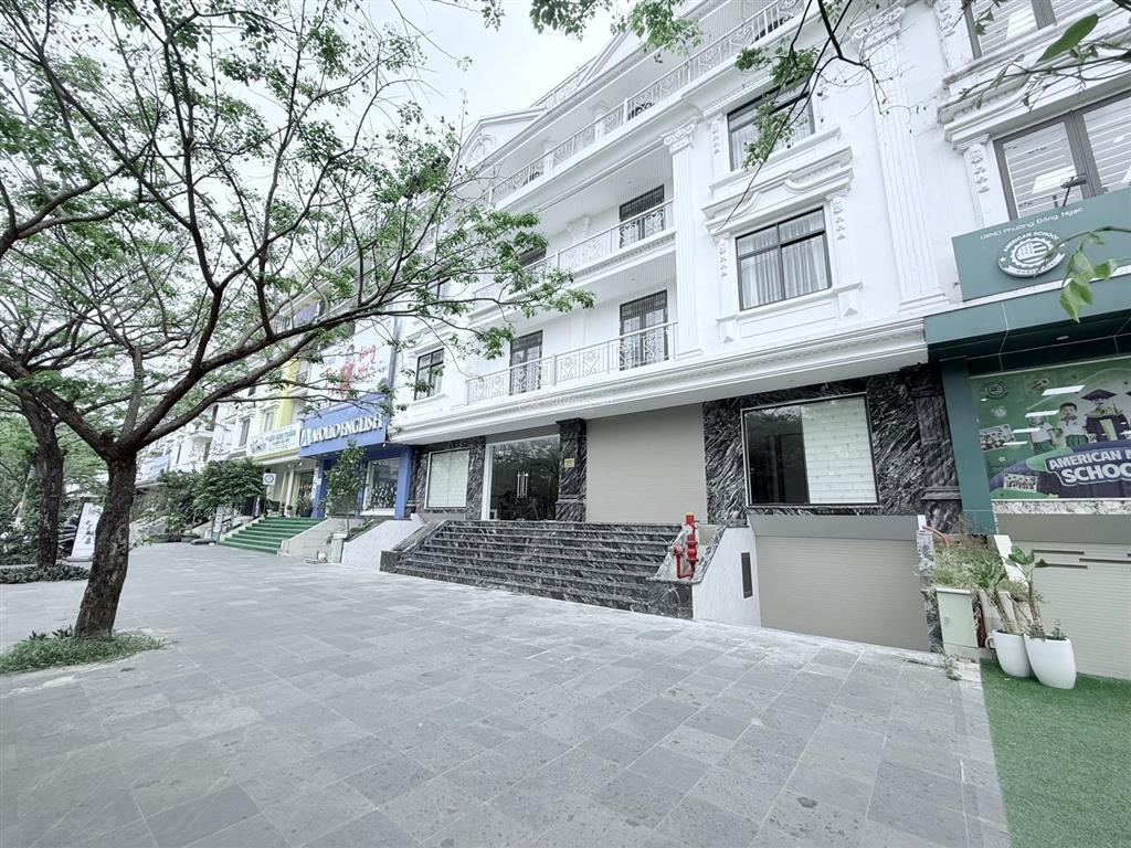 Gia đình cần bán nhà tp giao lưu, 256m2, 7 tầng, mt 16m, giá