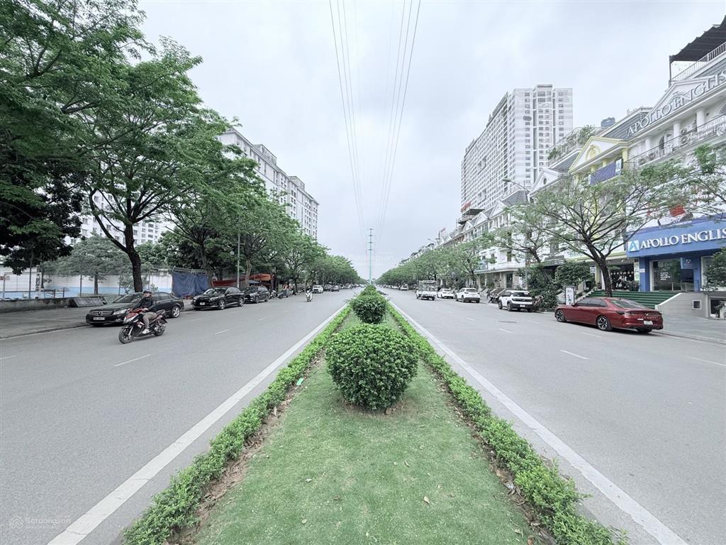Gia đình cần bán nhà tp giao lưu, 256m2, 7 tầng, mt 16m, giá