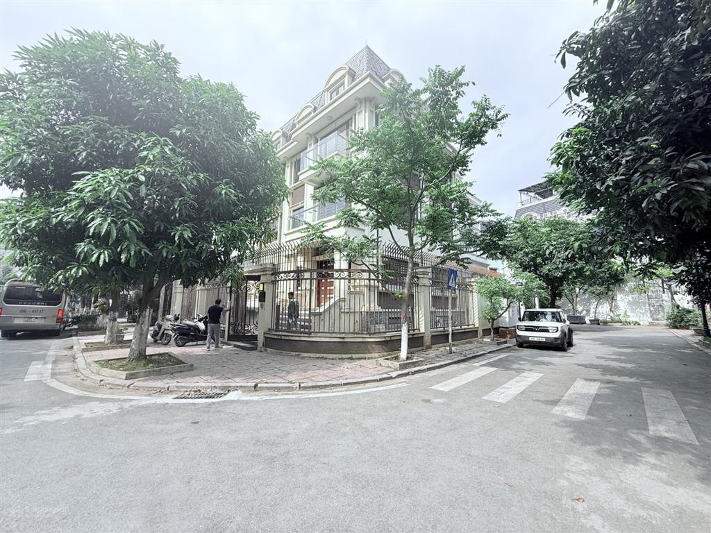Cho thuê biệt thự nghĩa đô, 240m2, 5 tầng, lô góc, thang máy, 55tr