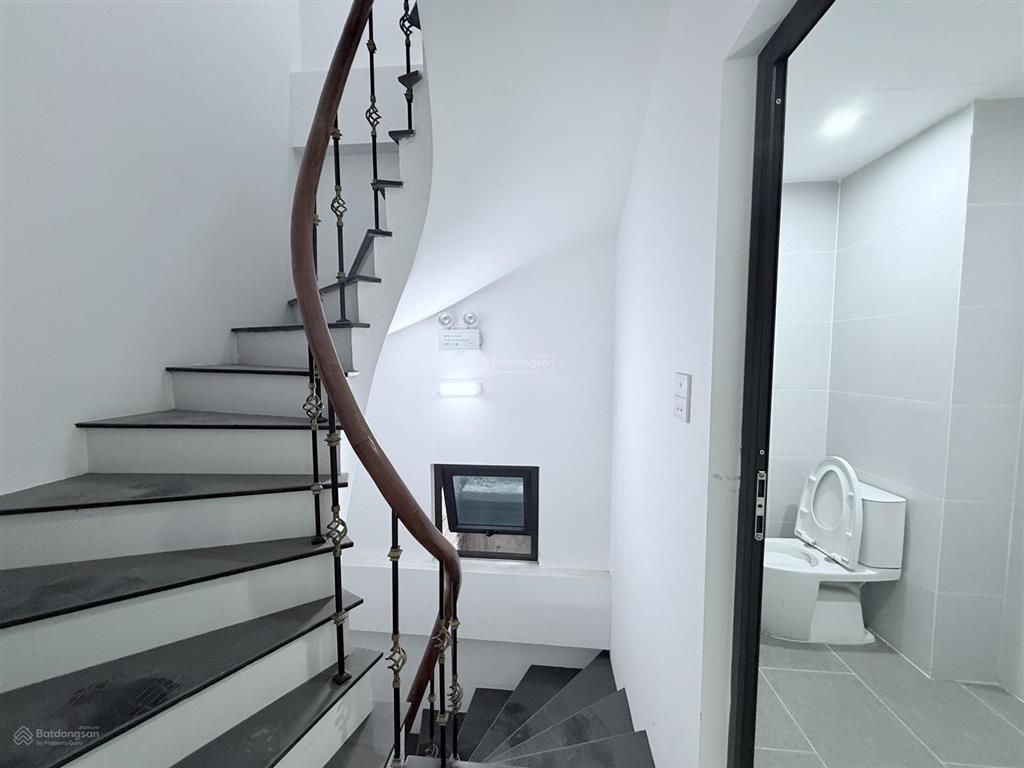Cho thuê mp mạc thái tông, 100m2, 8 tầng, thông sàn, thang máy, 120tr