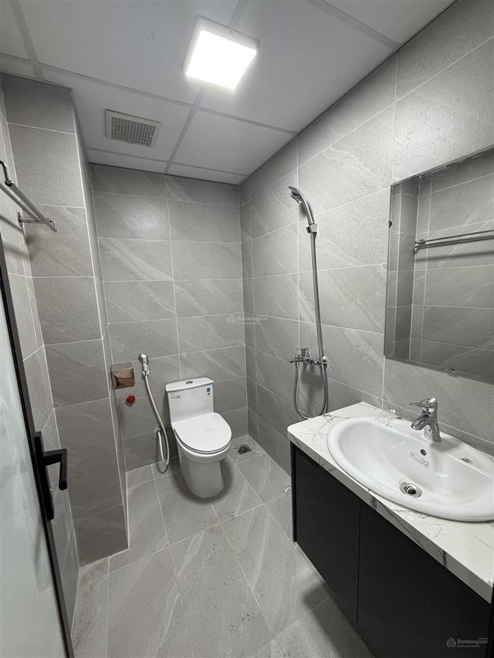 Cho thuê nhà 106 hoàng quốc việt, 65/90m2, 7 tầng, thang máy, lô góc, 60tr