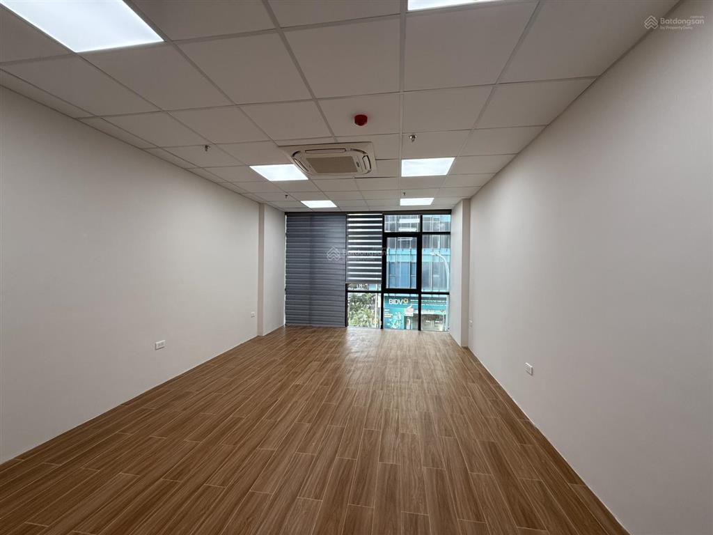 Cho thuê nhà 106 hoàng quốc việt, 65/90m2, 7 tầng, thang máy, lô góc, 60tr