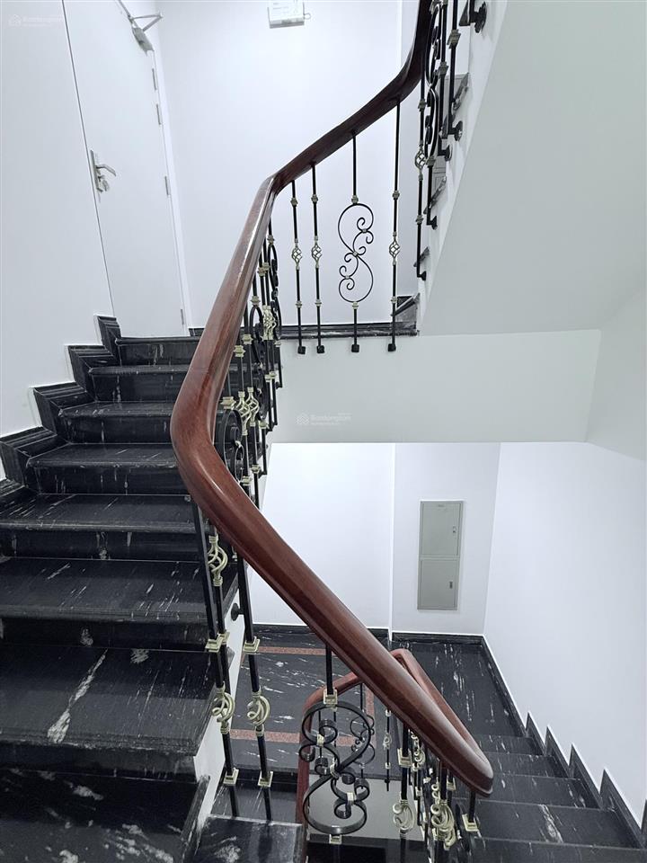 Cho thuê nhà nguyễn văn huyên, 240m2, 9 tầng, thông sàn, 2 thang máy, pccc, 330tr