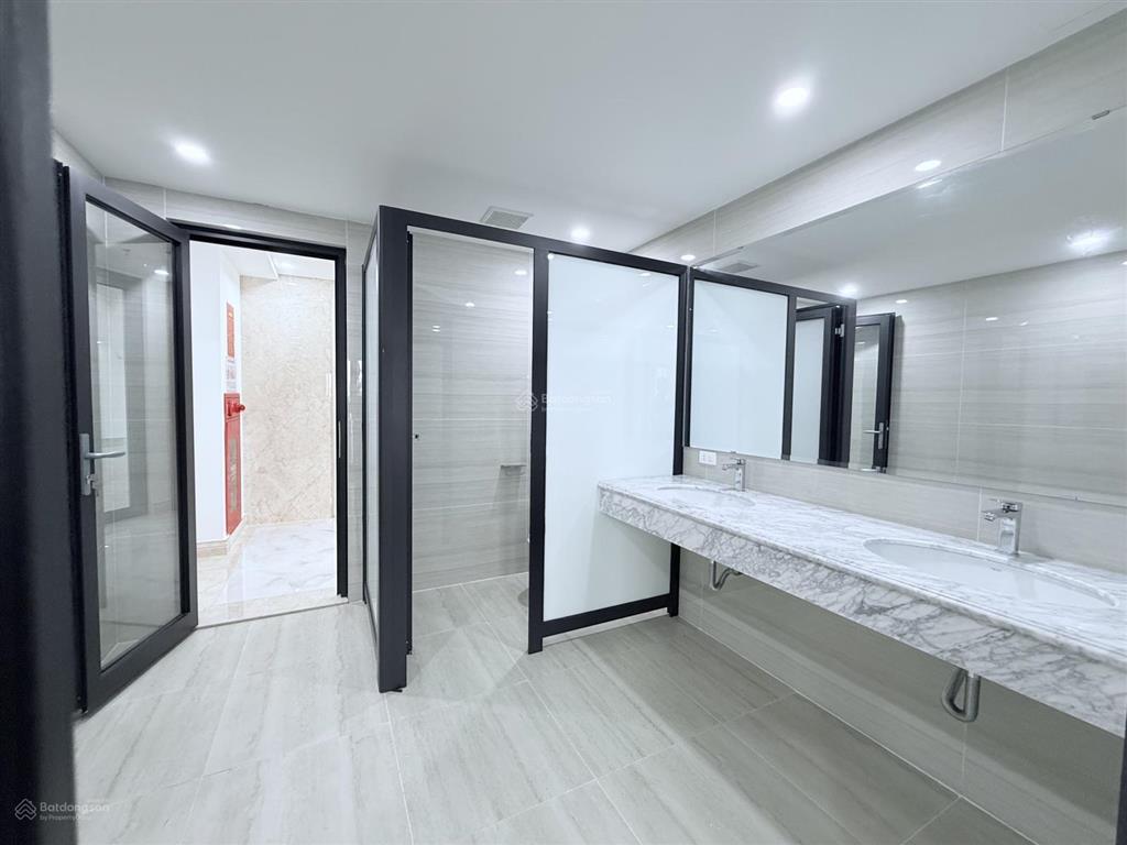 Cho thuê nhà nguyễn văn huyên, 240m2, 9 tầng, thông sàn, 2 thang máy, pccc, 330tr
