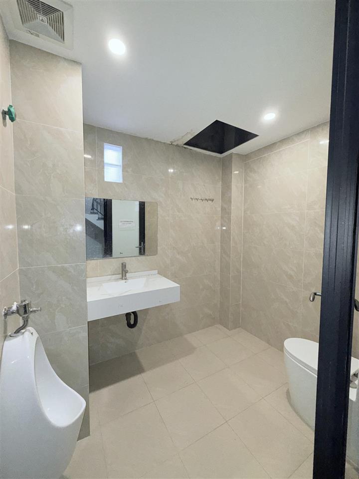 Cho thuê nhà cầu diễn, 145m2, 9 tầng, mt 8m, thông sàn, thang máy, pccc, 75tr