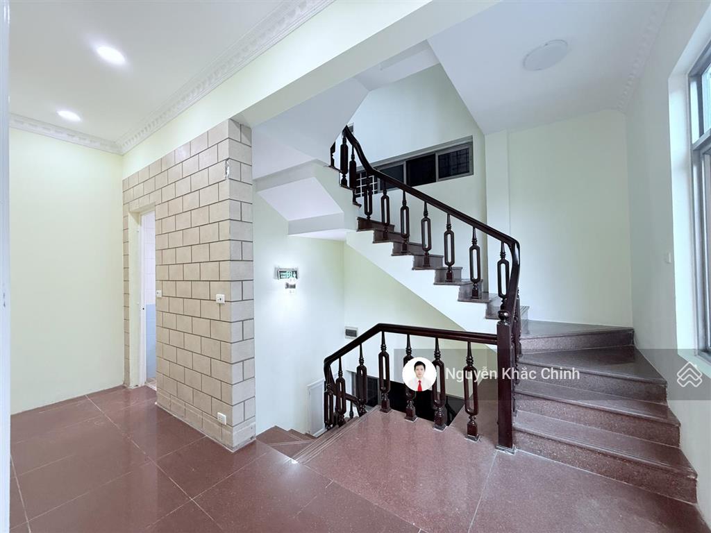 Cho thuê mp hoàng quốc việt, 85m2 x 6 tầng, lô góc, nhà sơn mới, 65 triệu/tháng