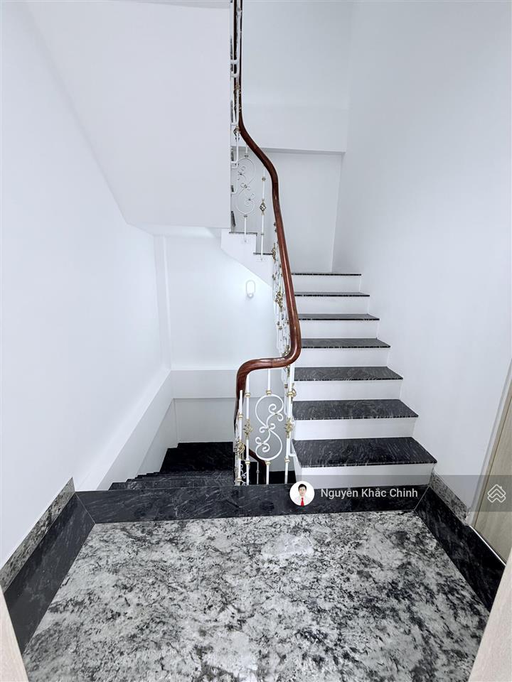 Cho thuê nhà trần thái tông, 150m2, 9 tầng, mt 8m, thông sàn, pccc, nhà đẹp