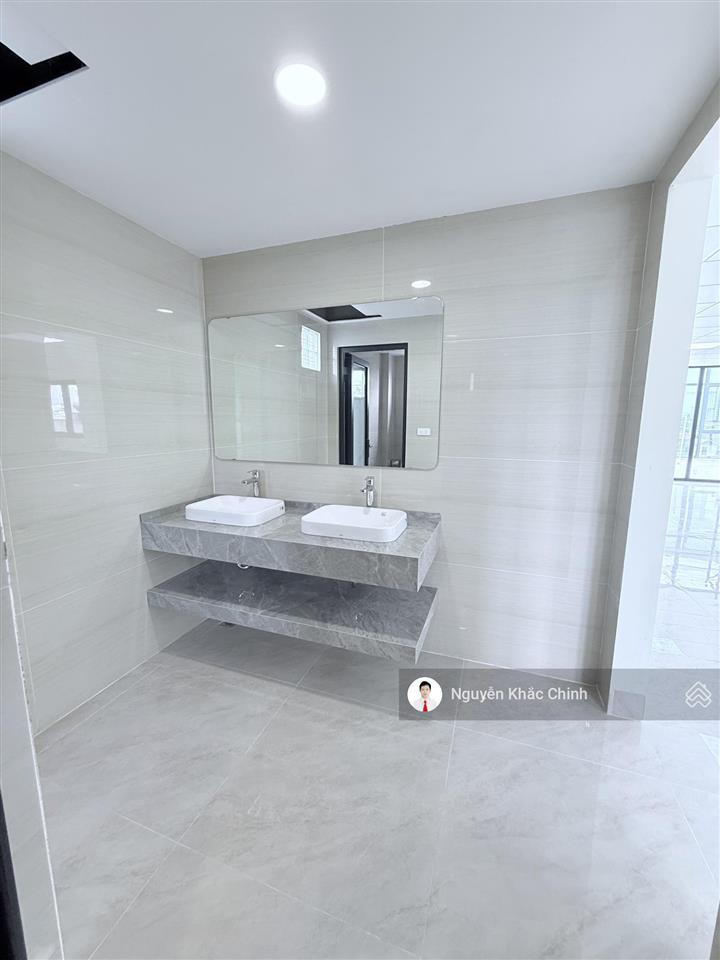 Cho thuê mp hoàng quốc việt, 220m2, 10 tầng, mt 9m, thông sàn, pccc, nhà mới