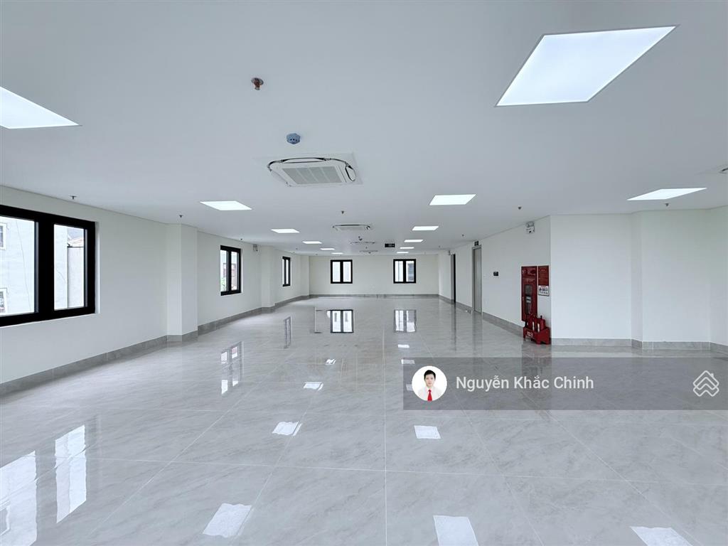 Cho thuê mp hoàng quốc việt, 220m2, 10 tầng, mt 9m, thông sàn, pccc, nhà mới