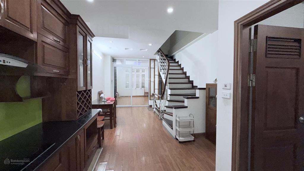 Cho thuê nhà hoàng quốc việt, 55m2, 5 tầng, ô tô, 20tr