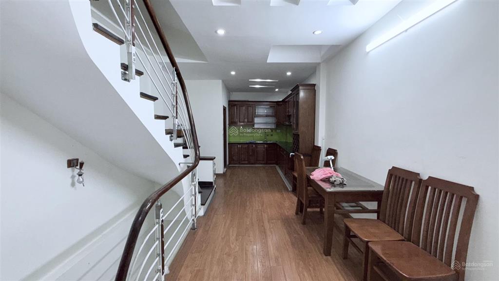 Cho thuê nhà hoàng quốc việt, 55m2, 5 tầng, ô tô, 20tr