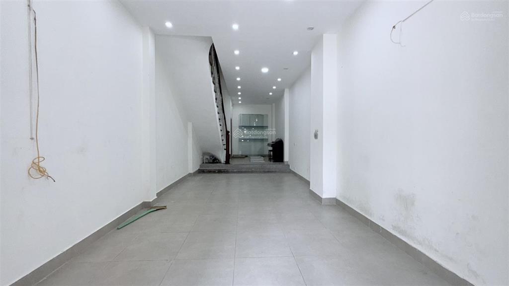 Cho thuê nhà hoàng quốc việt, 55m2, 5 tầng, ô tô, 20tr