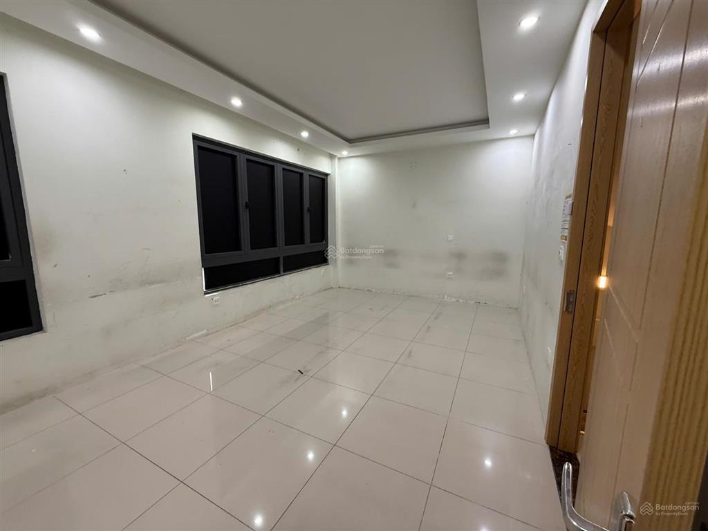 Cho thuê nhà ngõ 9 trần quốc hoàn, 65m2, 5 tầng, mt 5m  vp, kd, ở  20tr