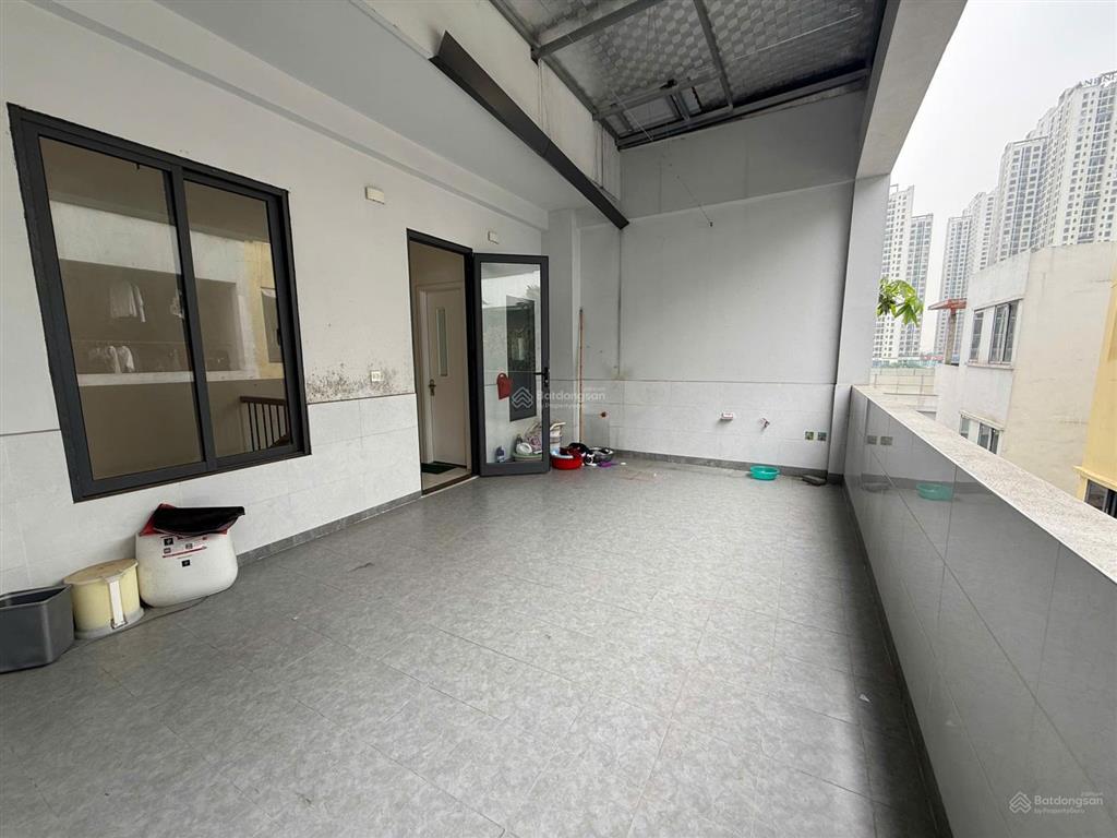 Cho thuê nhà ngõ 9 trần quốc hoàn, 65m2, 5 tầng, mt 5m  vp, kd, ở  20tr