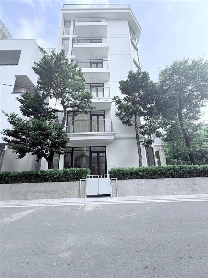 Cho thuê ngay khu vườn đào lạc long quân, 200m2, 7 tầng, lô góc, nhà mới, pccc, 190tr/th