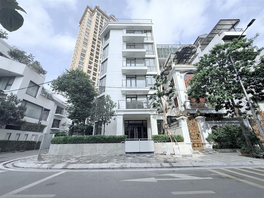 Cho thuê ngay khu vườn đào lạc long quân, 200m2, 7 tầng, lô góc, nhà mới, pccc, 190tr/th
