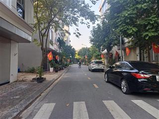 Bán mảnh đất tđc giang biên  phân lô vip  đường 13m vỉa hè  ô tô tránh  view công viên