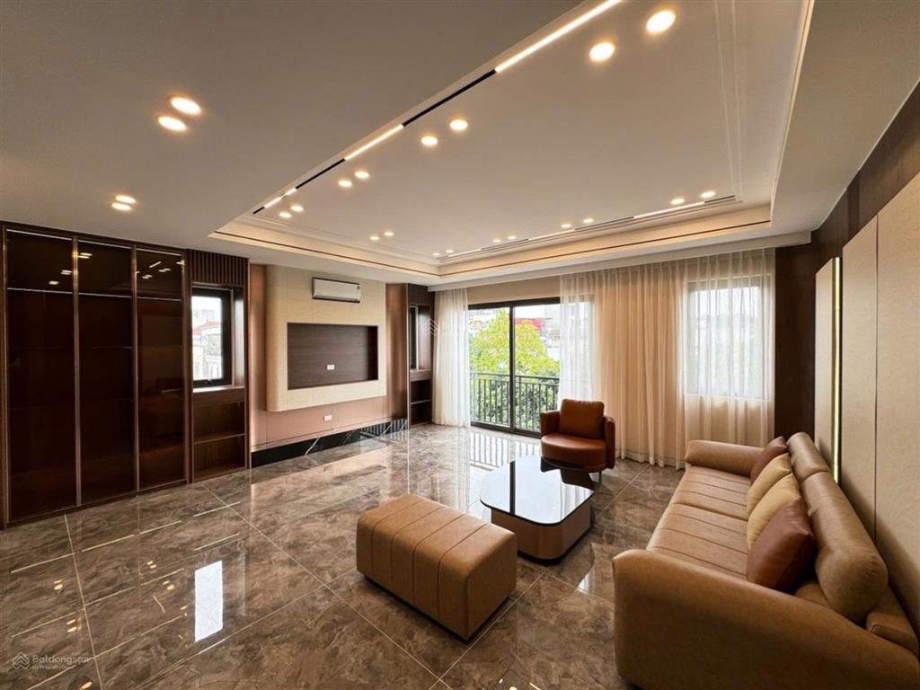 Bán nhà ngọc thụy long biên  lô góc  hậu nở  ngõ thông 7 chỗ  7 tầng thang máy  gara 2 ô tô