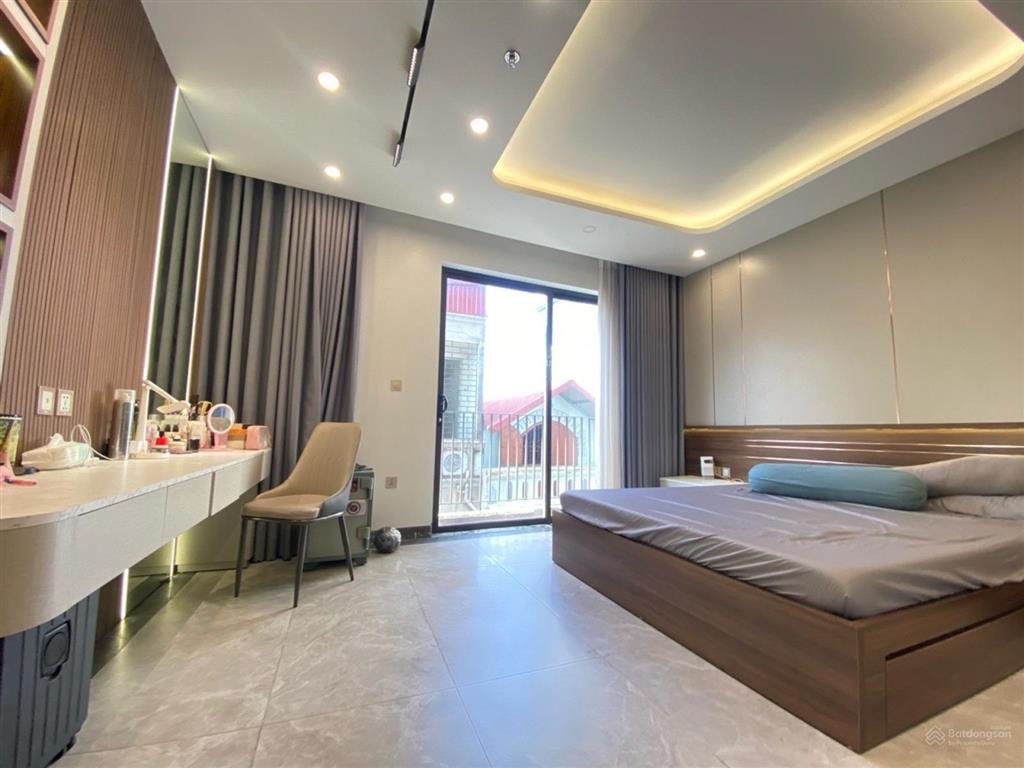 Bán nhà long biên 100m2 8 tầng thang máy 2 mặt thoáng ô tô tránh gần hồ giá tốt