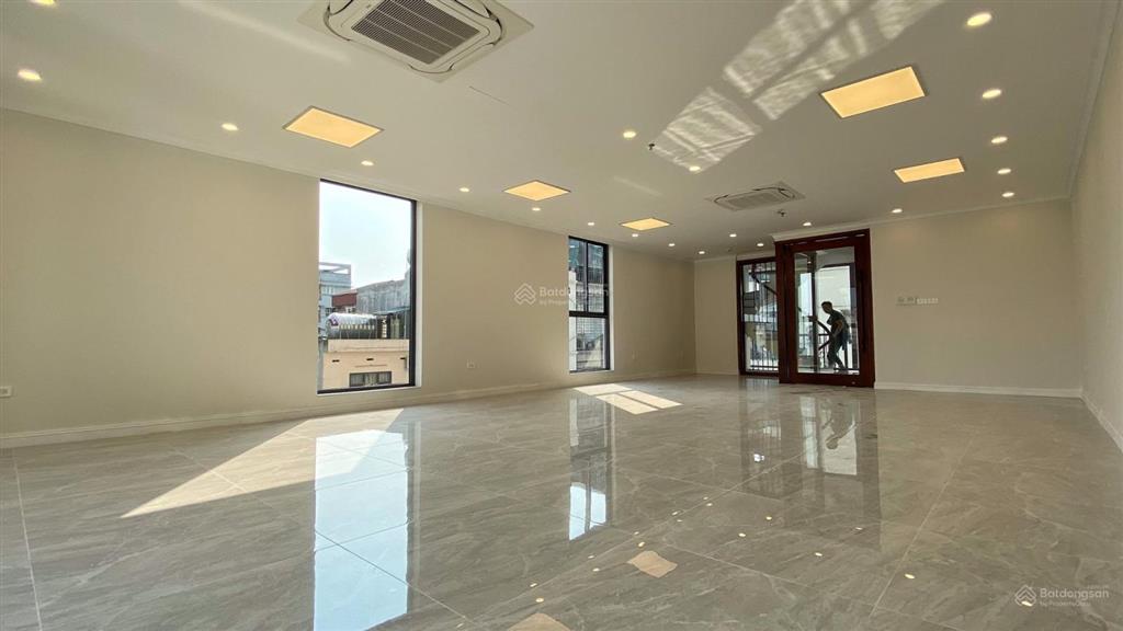 Cho thuê nhà nguyên căn tại đỗ quang .dt  70m * 5.5 tầng. lô góc, ngõ ô tô , 32 triệu