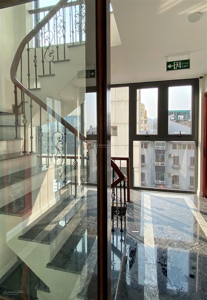 Cho thuê biệt thự tại hoàng quốc việt. dt 200m x 4 tầng + 1 hầm. lô góc, 7 phòng, thang máy