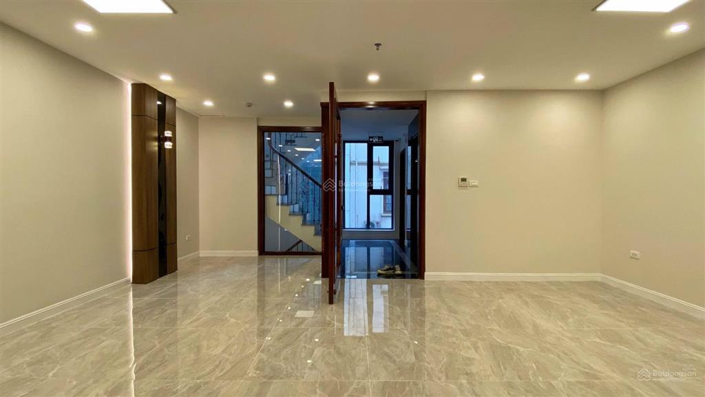 Cho thuê biệt thự tại hoàng quốc việt. dt 200m x 4 tầng + 1 hầm. lô góc, 7 phòng, thang máy
