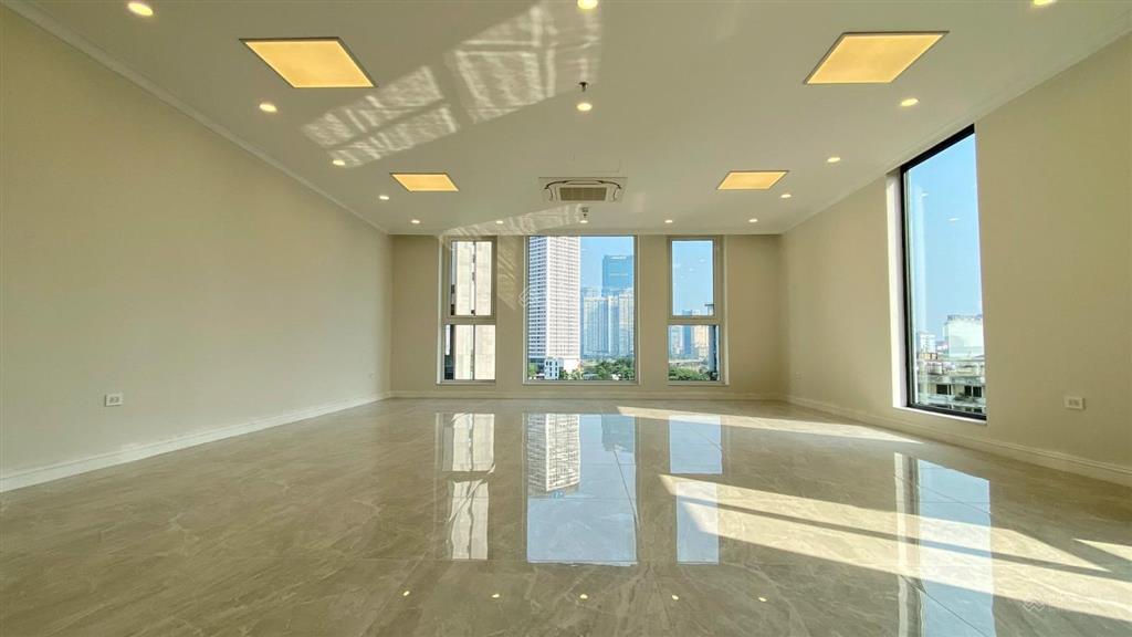 Cho thuê biệt thự tại hoàng quốc việt. dt 200m x 4 tầng + 1 hầm. lô góc, 7 phòng, thang máy